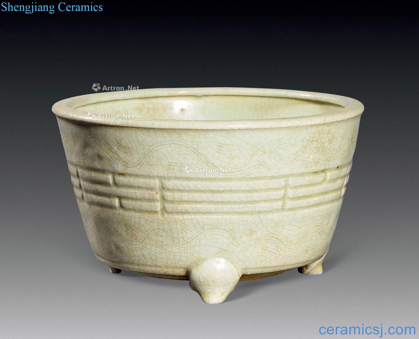 Ming Green glaze carved eight lines three-legged pot
