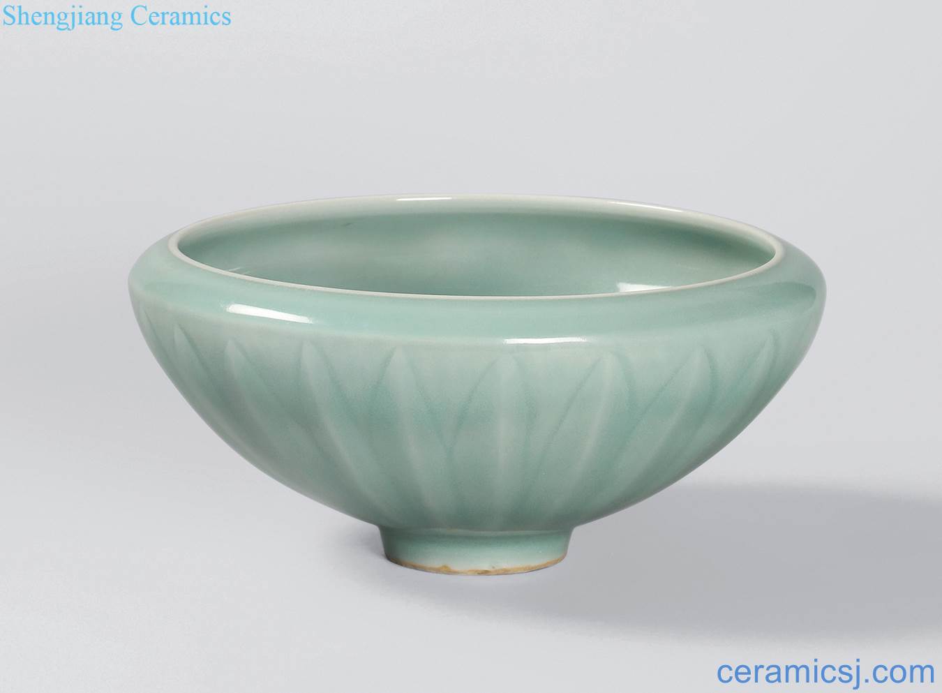 The southern song dynasty (1127-1279), longquan celadon green glaze lotus score petals grain to the folding of the bowl