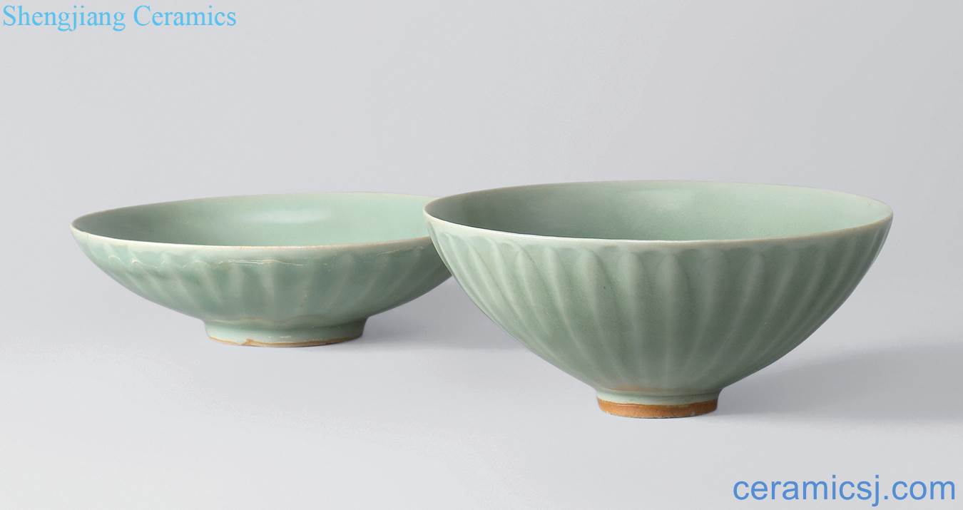 The southern song dynasty (1127-1279), longquan celadon green glaze lotus-shaped bowl dish (a set of two)