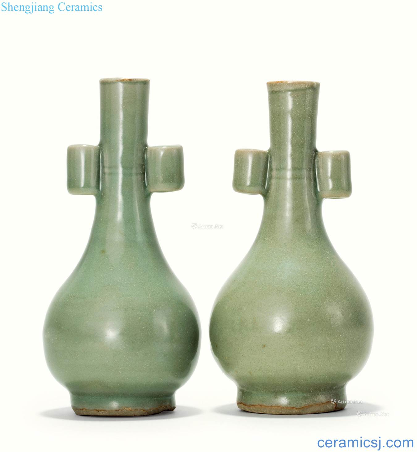 The yuan dynasty Longquan green glaze penetration ears (a)