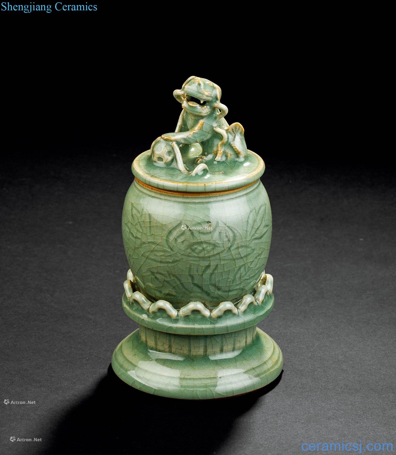 In the Ming dynasty (1368-1644), longquan celadon celadon carved lions NiuXiang smoked
