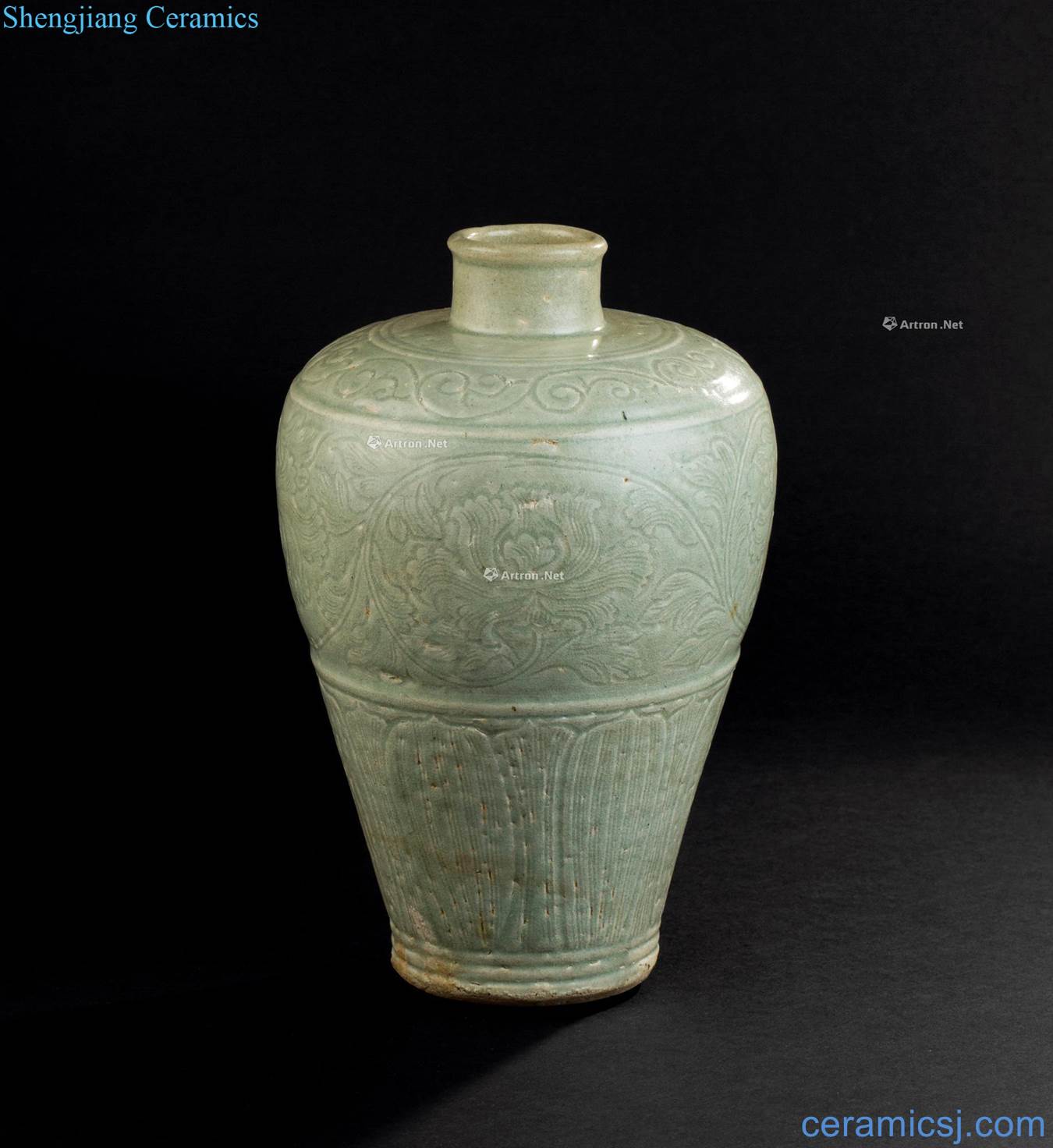 The song dynasty (960-1279), green hand-cut plum bottle
