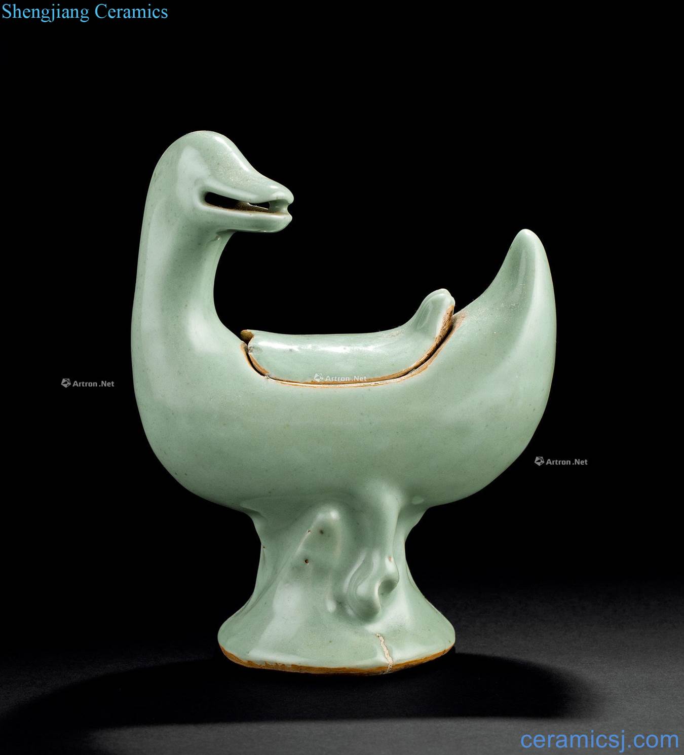 In the Ming dynasty (1368-1644), longquan celadon duck sweet fume
