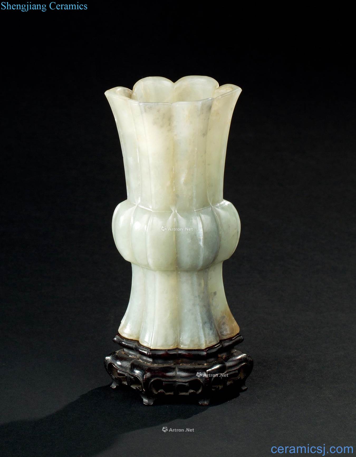 The song dynasty (960-1279), jade carving flower vase with the vase