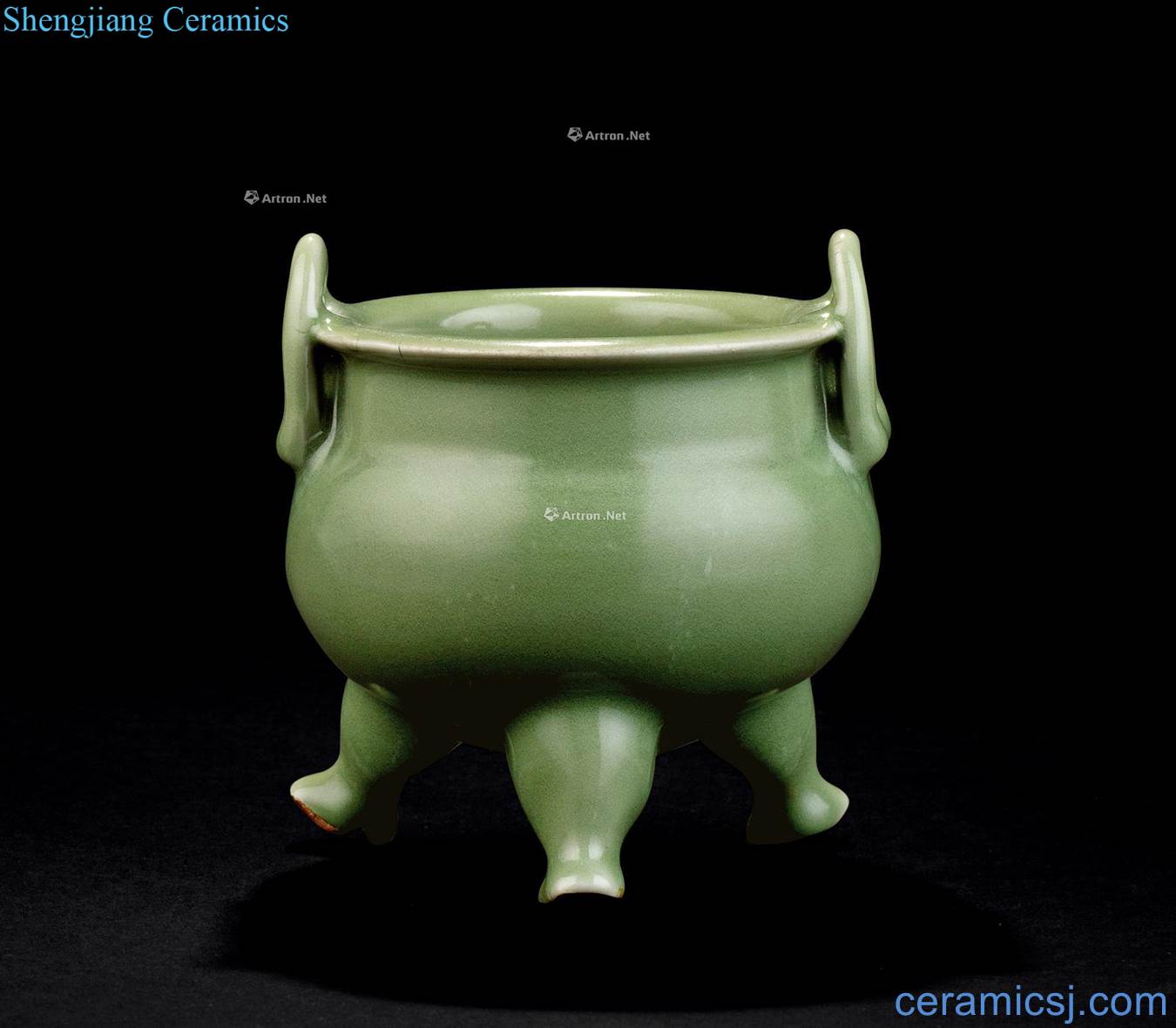 In the Ming dynasty (1368-1644), longquan celadon celadon ears incense burner