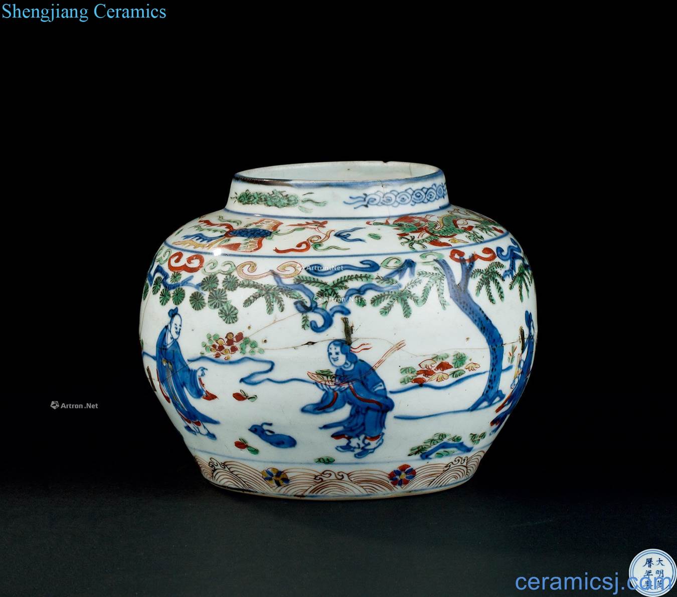 In the Ming dynasty (1368-1644) grain bottle colorful characters