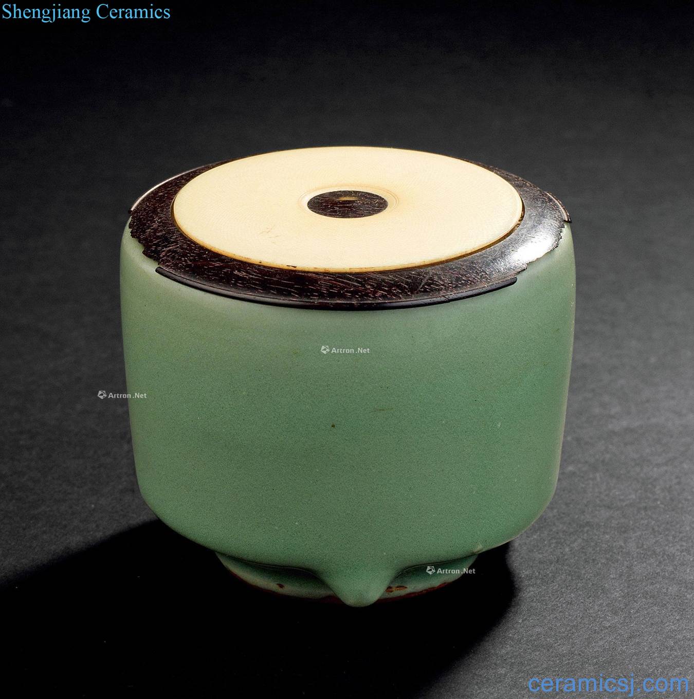 The southern song dynasty (1127-1279), celadon three-legged incense burner