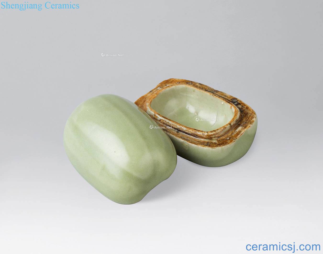 The song dynasty (960-1279), longquan celadon plum cucumber fragrance box