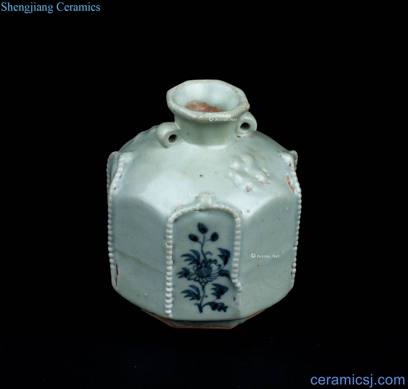 Yuan dynasty (1279-1368) blue and white heap beam applique ears small bottle