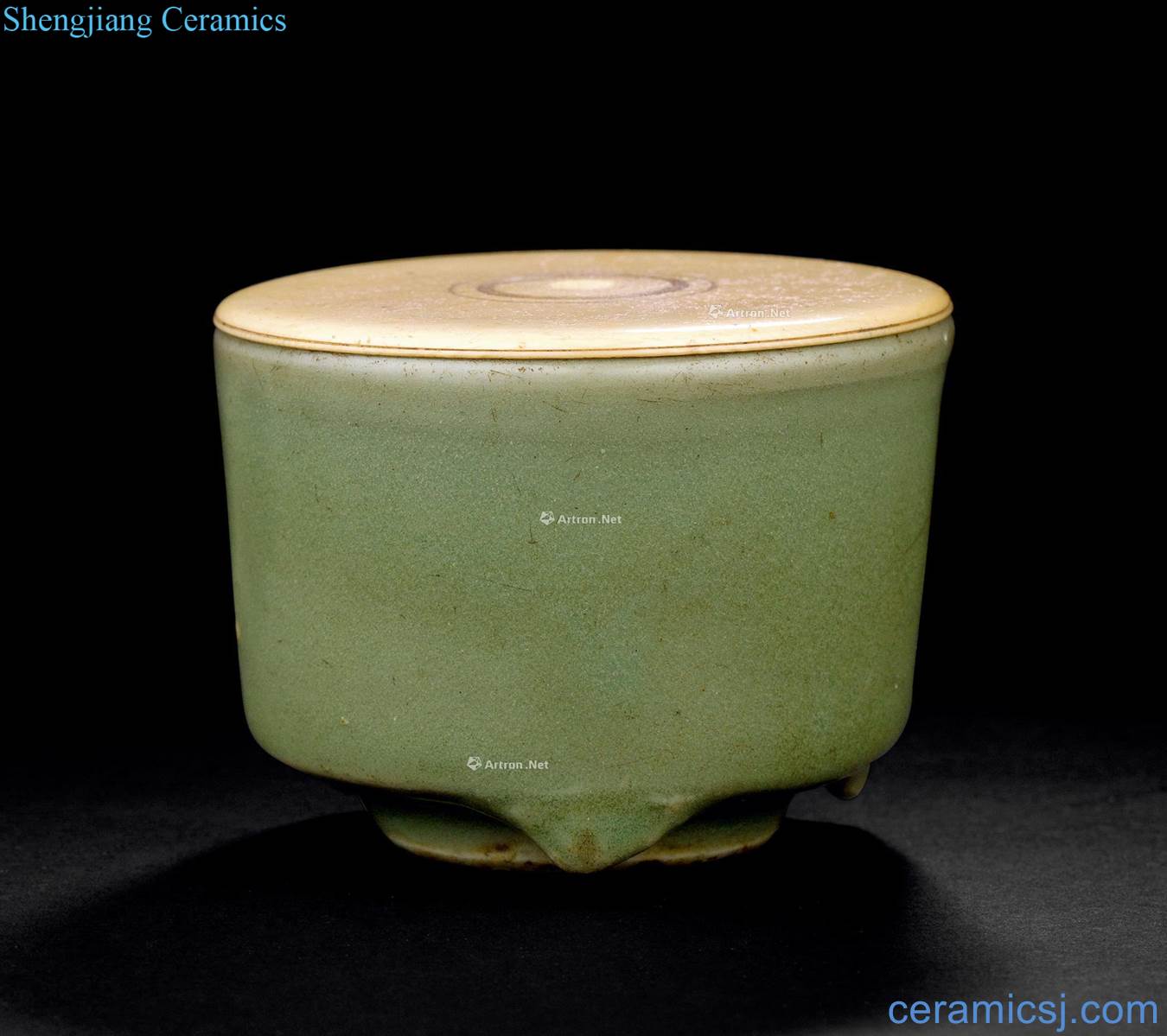 Southern song dynasty, yuan dynasty (1127-1368), plum green three foot drum censer