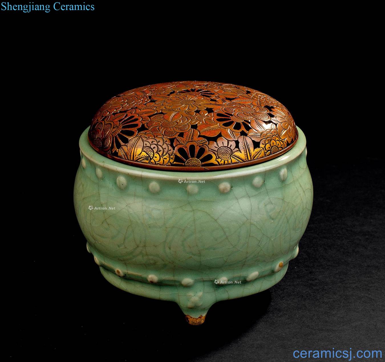 In the Ming dynasty (1368-1644), longquan celadon drum shape three-legged censer