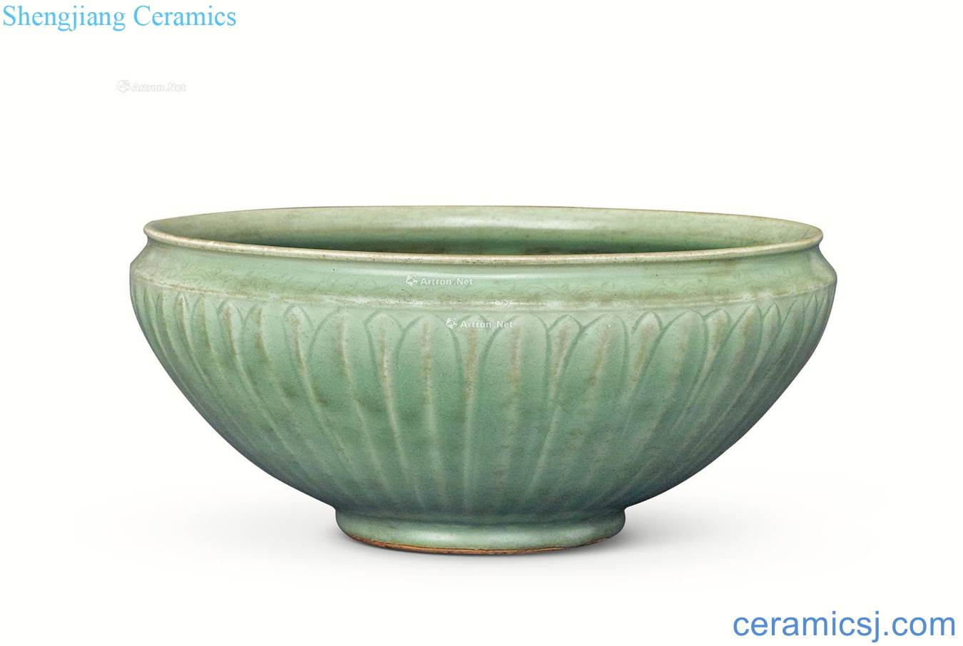 In the Ming dynasty Longquan celadon stripe bowl