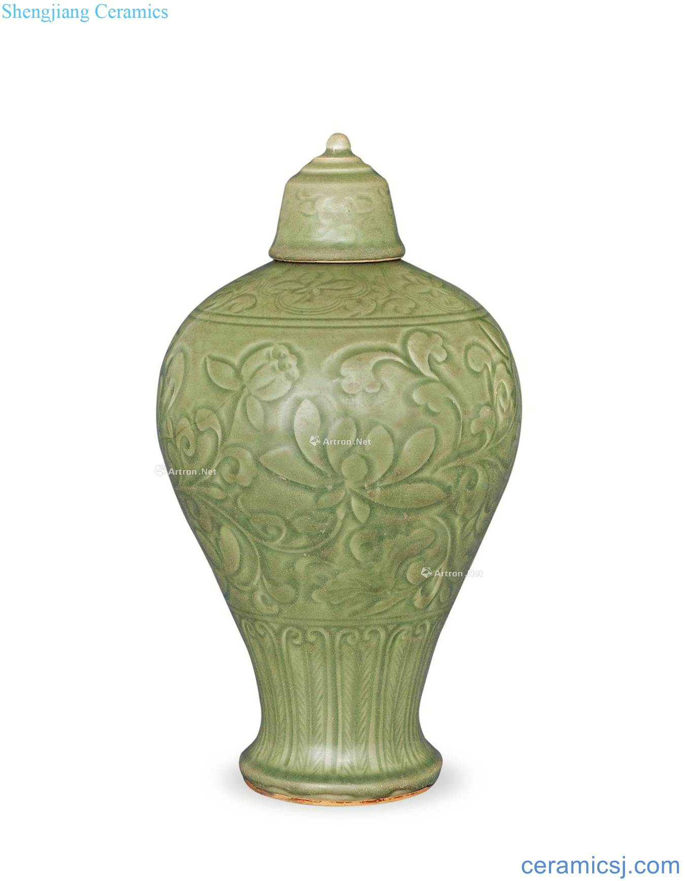 In the Ming dynasty Longquan glaze flower grain mei bottle