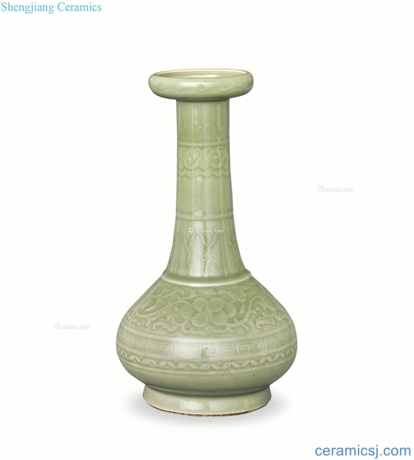 In the Ming dynasty Longquan celadon vase dark