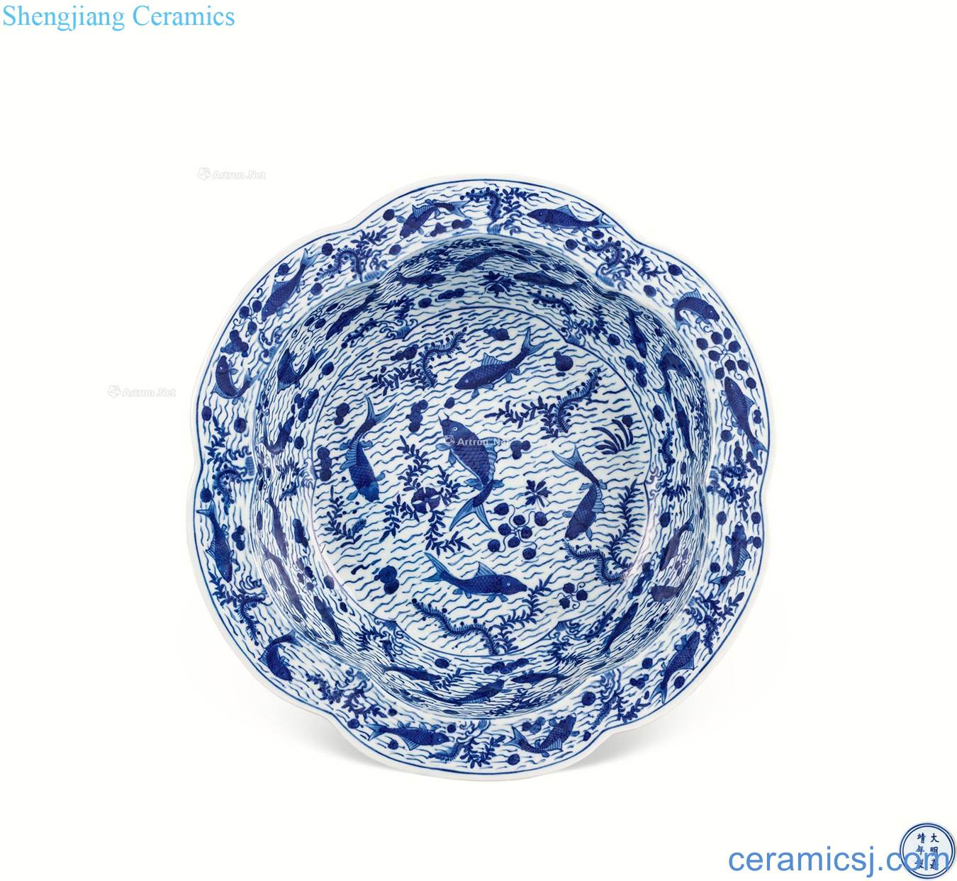 In the Ming dynasty Blue and white fish grain fold along the plate