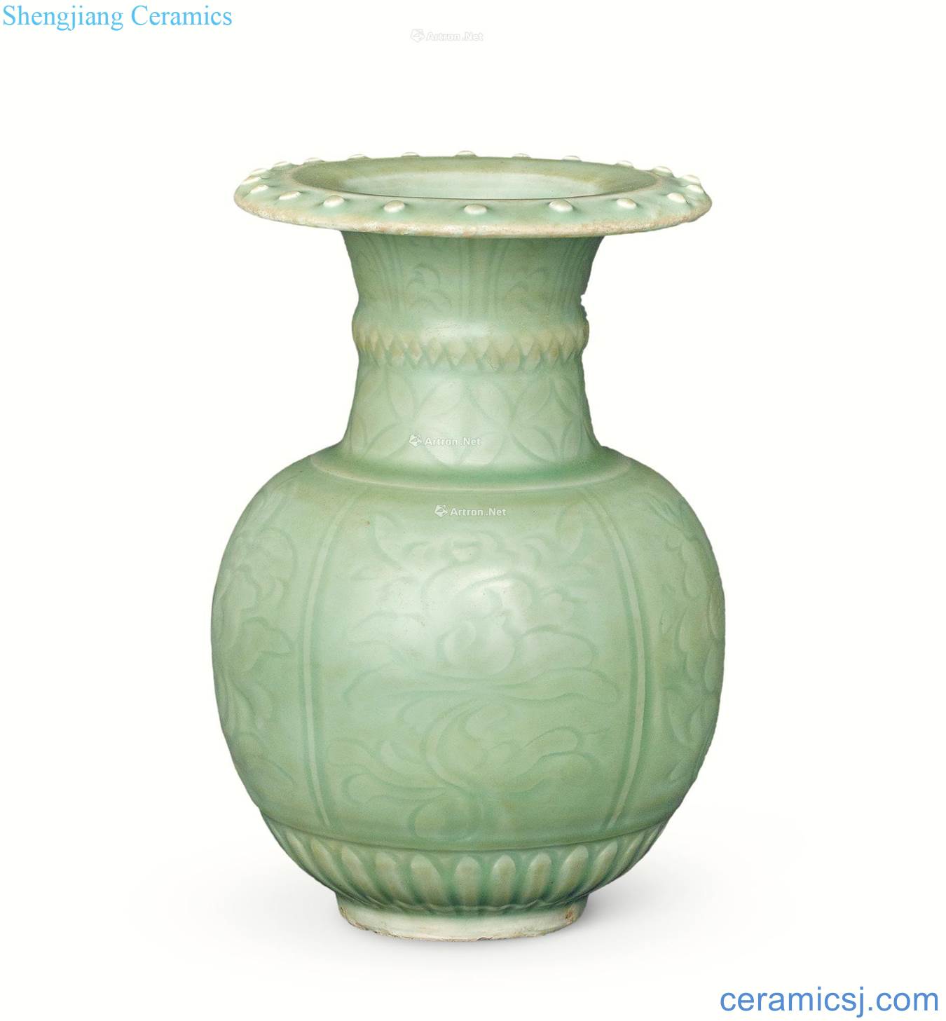 In the Ming dynasty Longquan celadon dark hand-cut pomegranate bottles