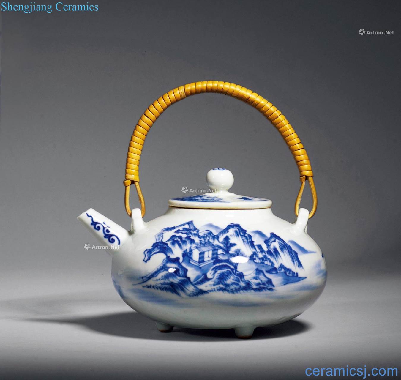 Qing qianlong Pot of blue and white landscape pattern