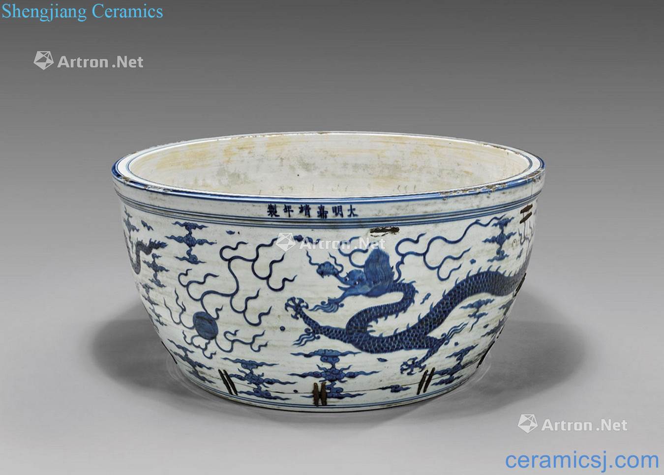 The Ming dynasty Golden dragon with five claws tank of blue and white porcelain