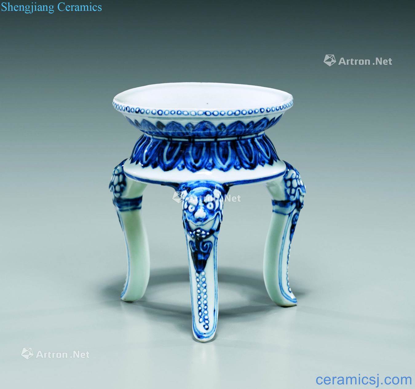 The Ming dynasty Yongle blue and white porcelain tripod