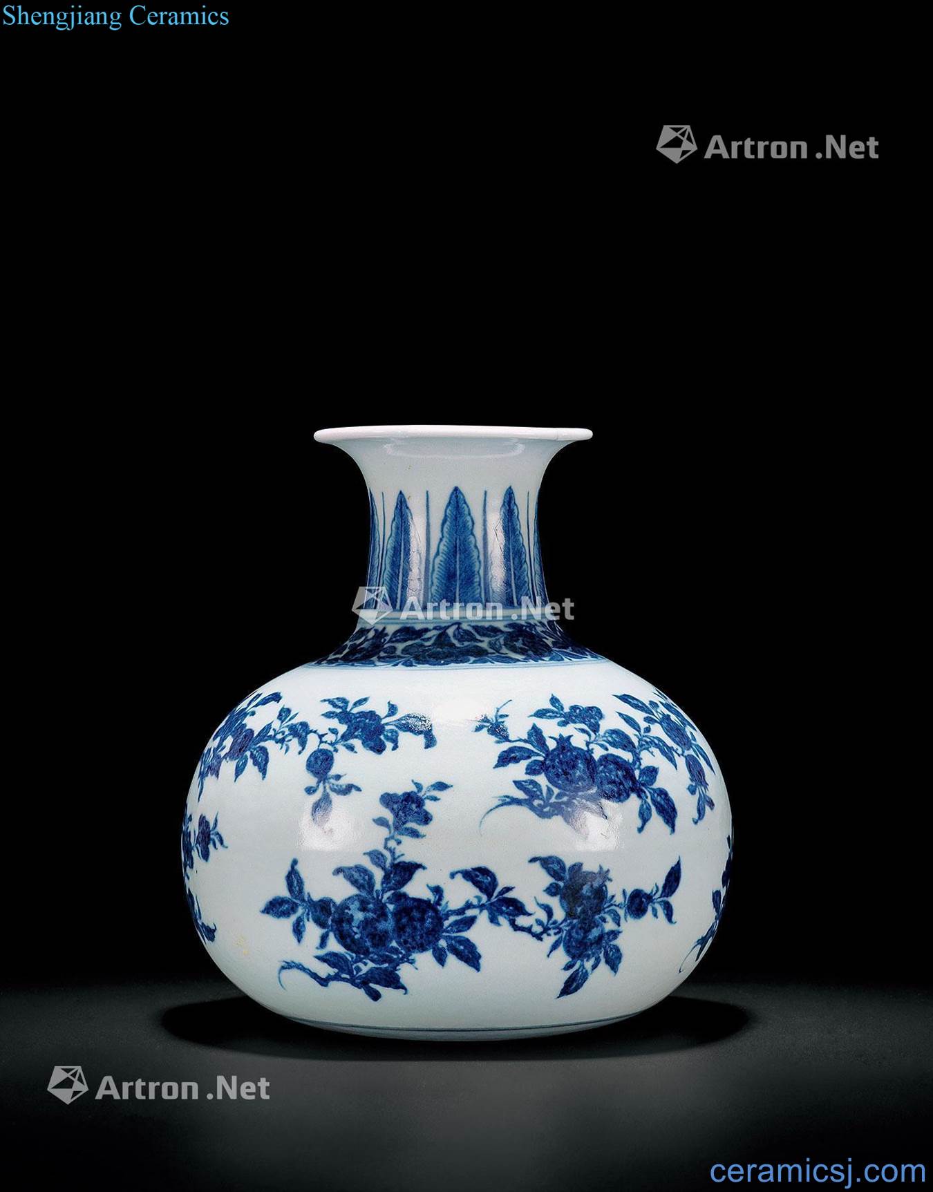 Qing qianlong Blue and white sanduo grain pomegranate