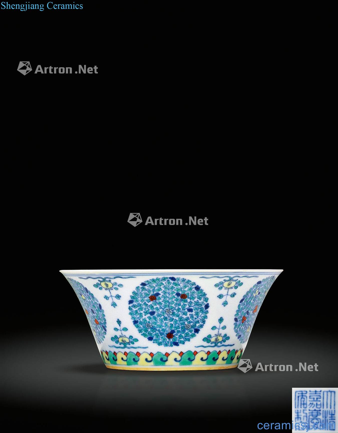 Qing jiaqing dou CaiTuan pattern horseshoe bowl