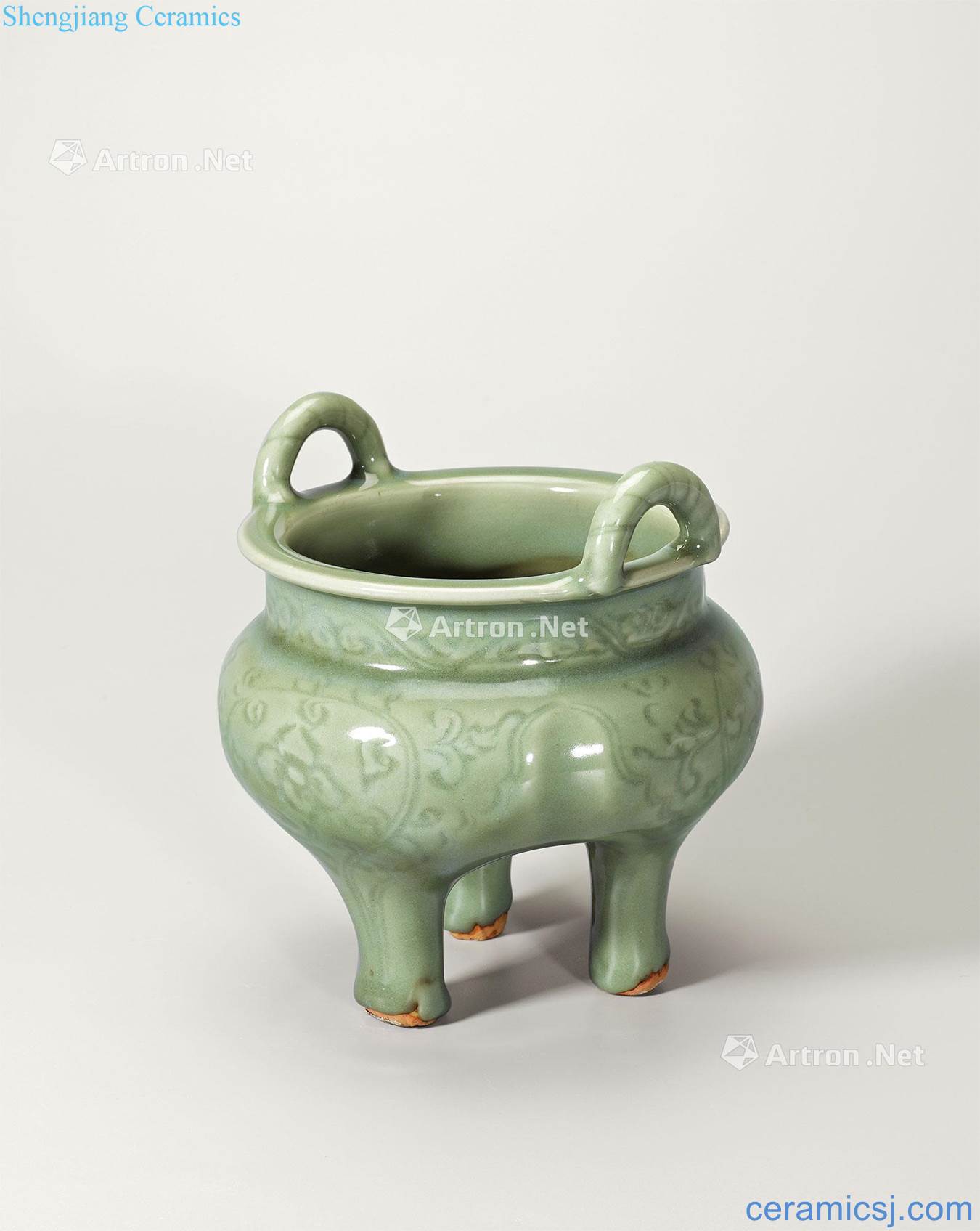 Ming Longquan celadon green glaze hand-cut cringle by furnace