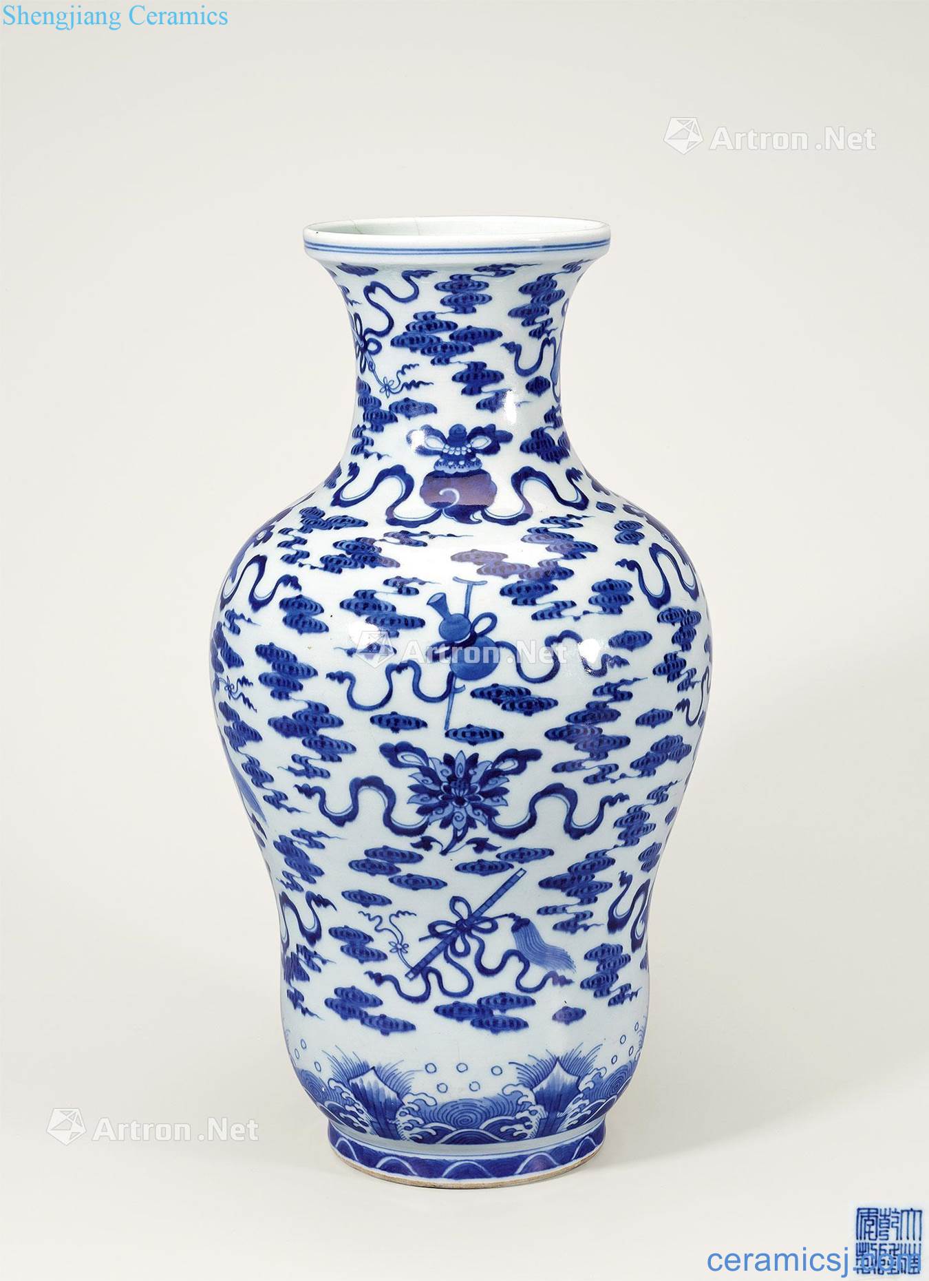Qing qianlong Blue and white xiangyun eight auspicious grain waist dish buccal bottle