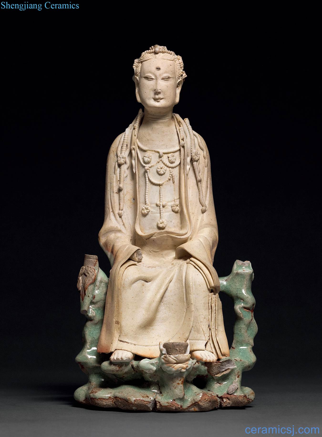 Blue white porcelain of kannon in early Ming dynasty