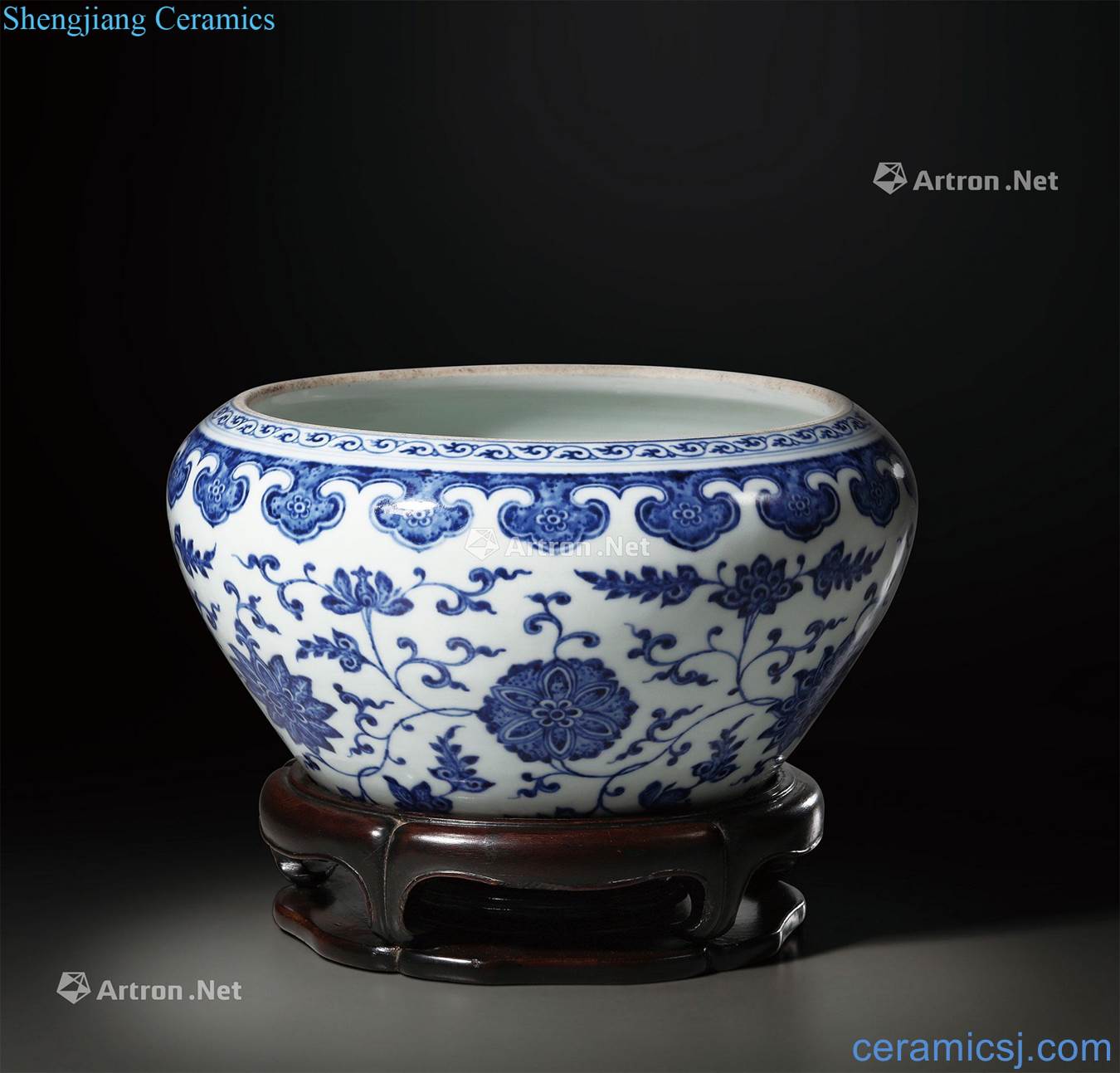 Qing qianlong Blue and white tie up branch passion fruit bowl