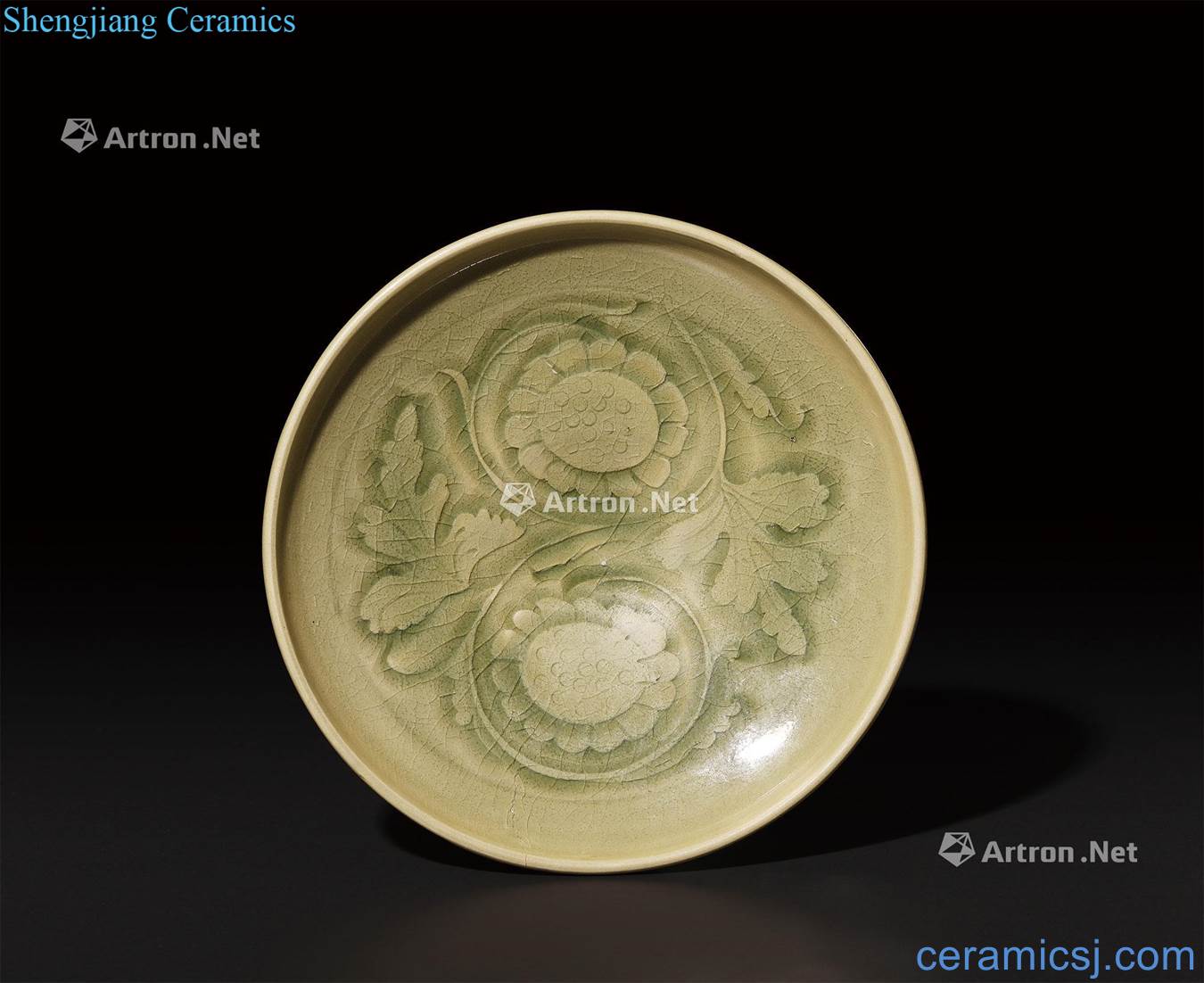 yuan Yao state green glazed carved double chrysanthemum tray