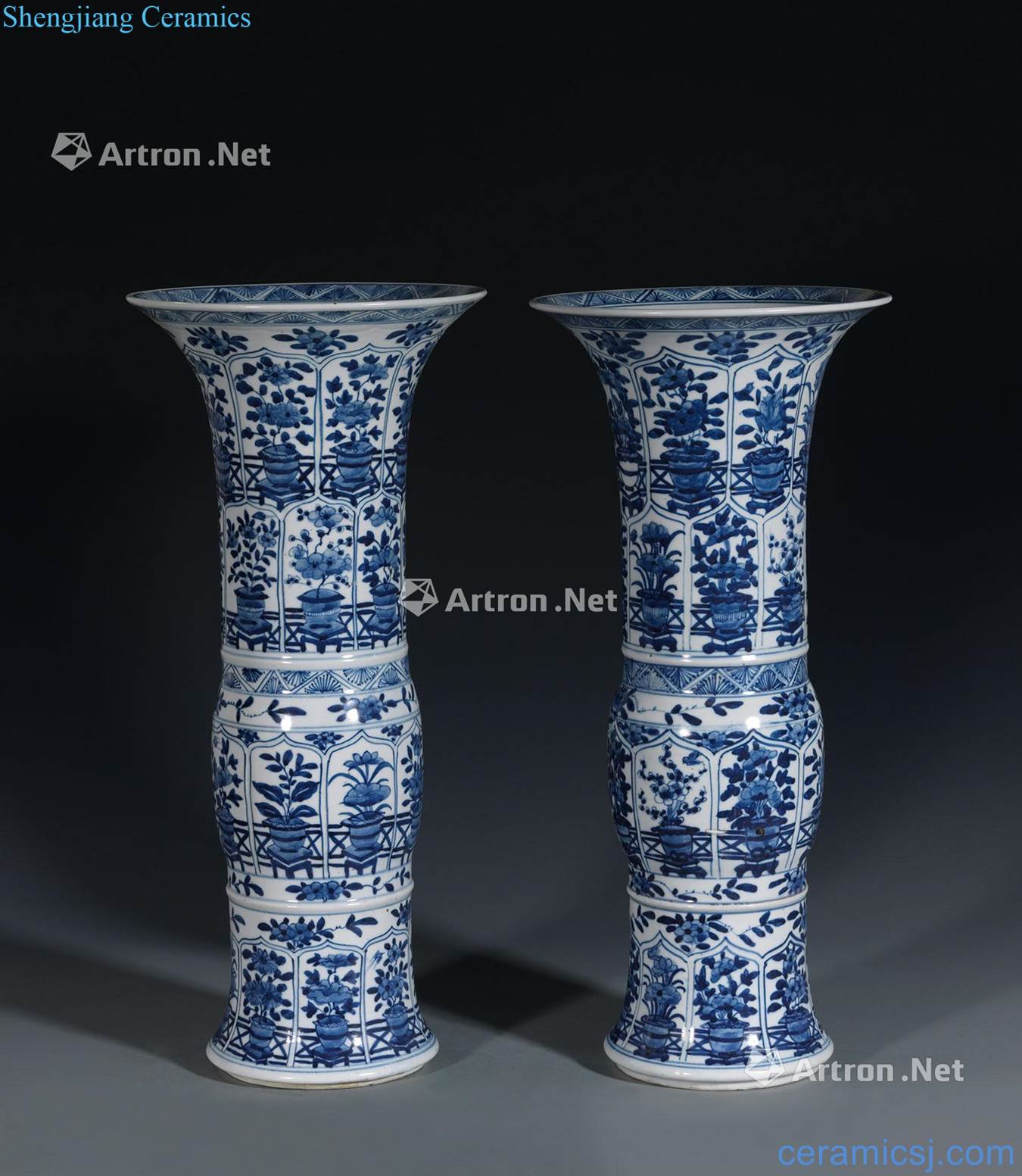 qing Blue and white flower flower vase with (a)