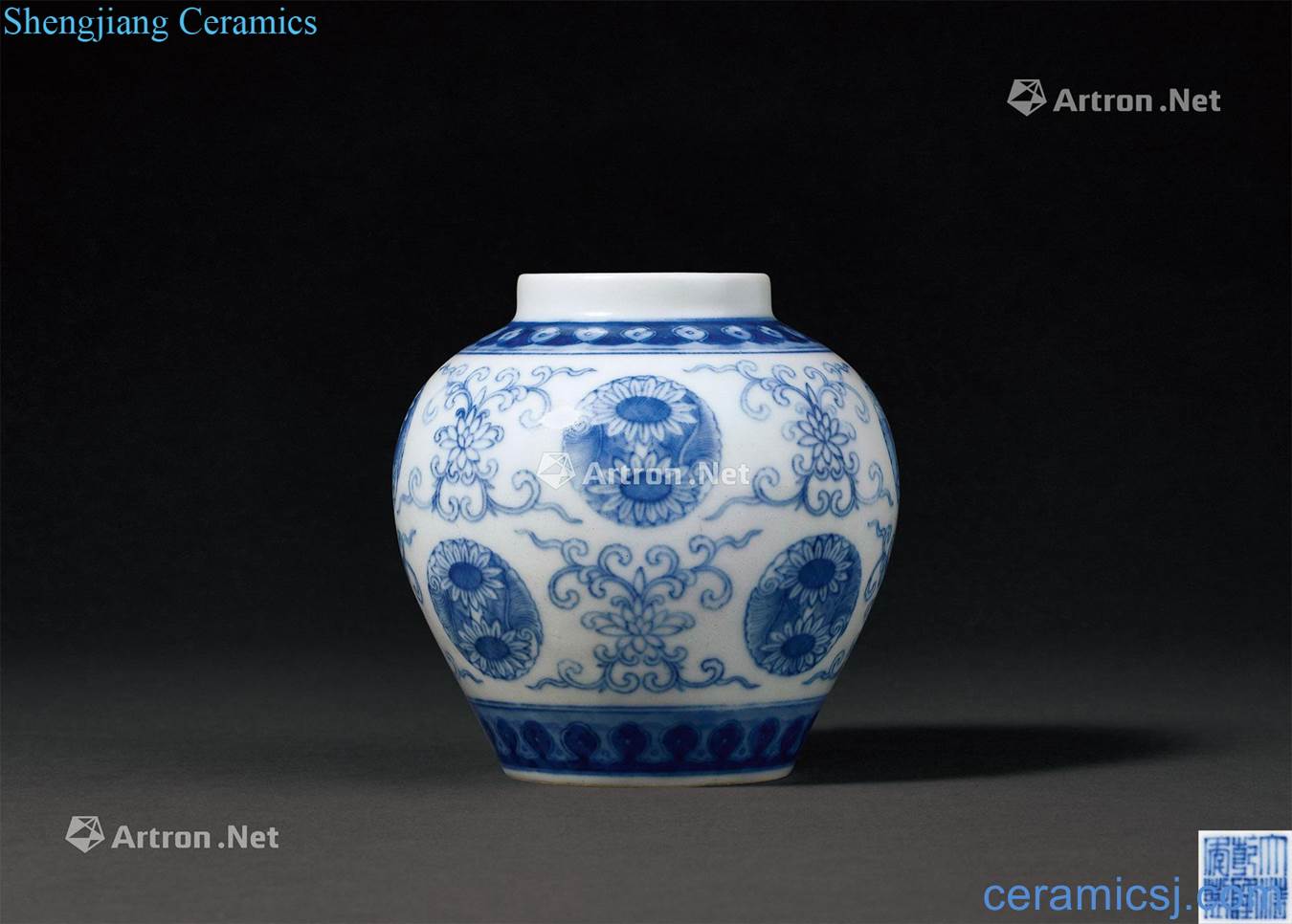 Qing qianlong blue and white chrysanthemum grain tank