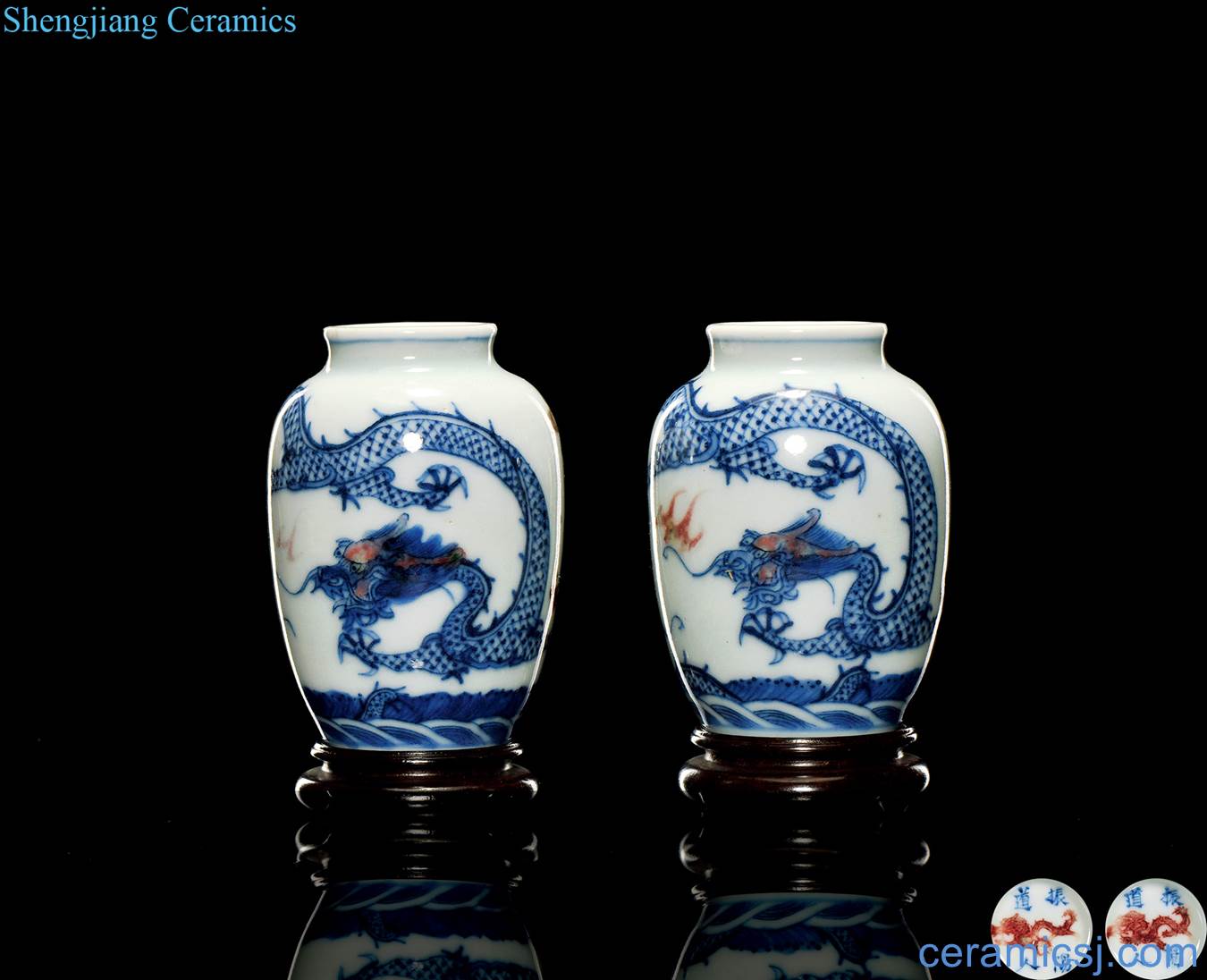 Qing dynasty blue-and-white youligong red dragon grain canister (a)