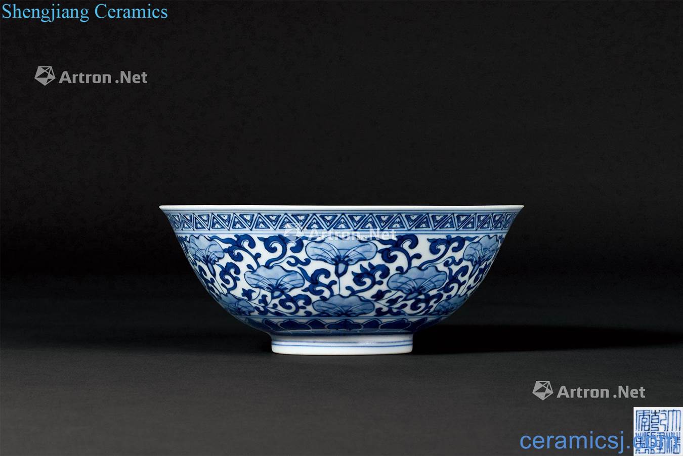 Qing qianlong Blue and white branches petunia pattern bowl