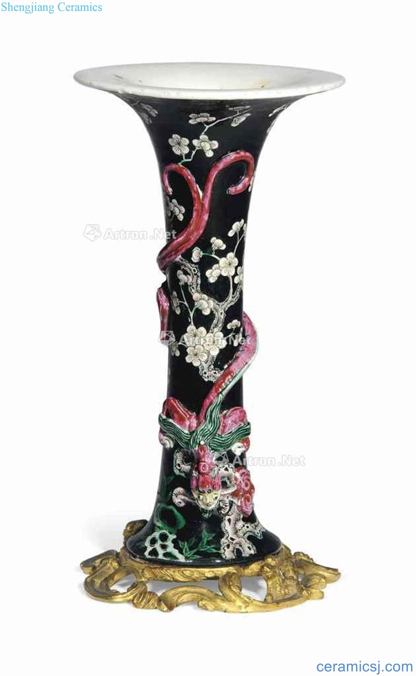 Qing dynasty in the 18th century, black enamel ganoderma lucidum therefore vase with dragon pattern