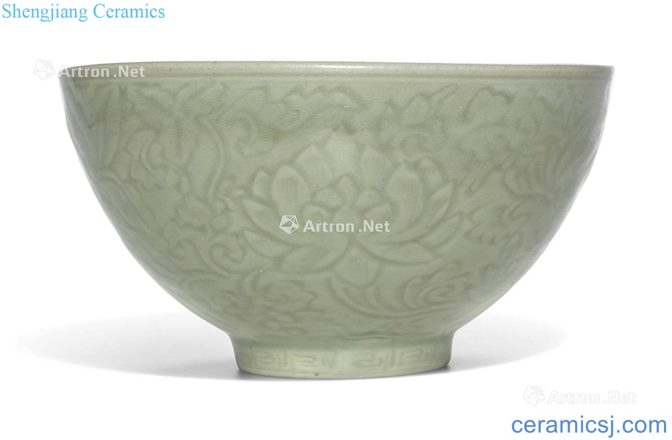 At the beginning of Ming of the 15th century Longquan green glaze bound branch lines 盌 flowers