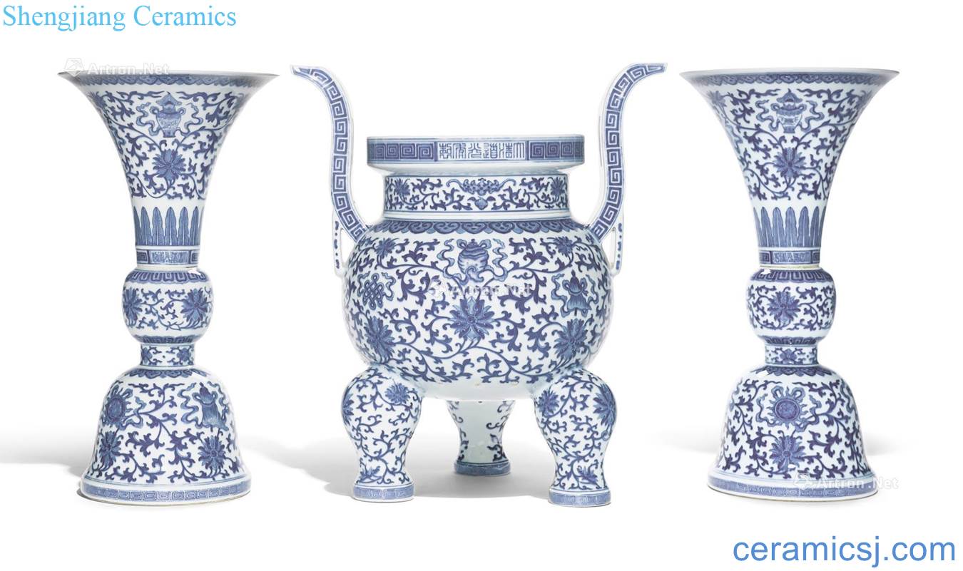 Qing daoguang Blue and white vase with eight guylian grain furnace (a group of three)