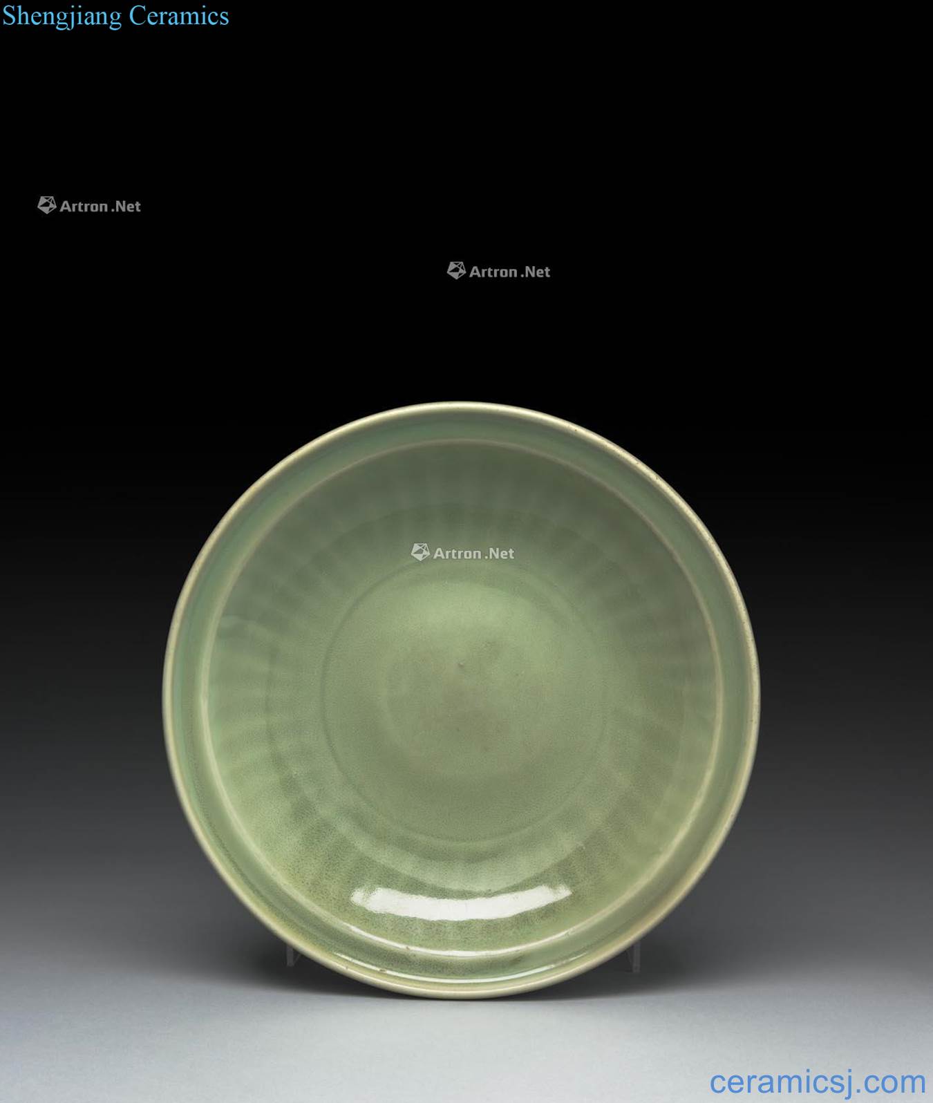 In the early Ming dynasty longquan celadon plate (14th century)