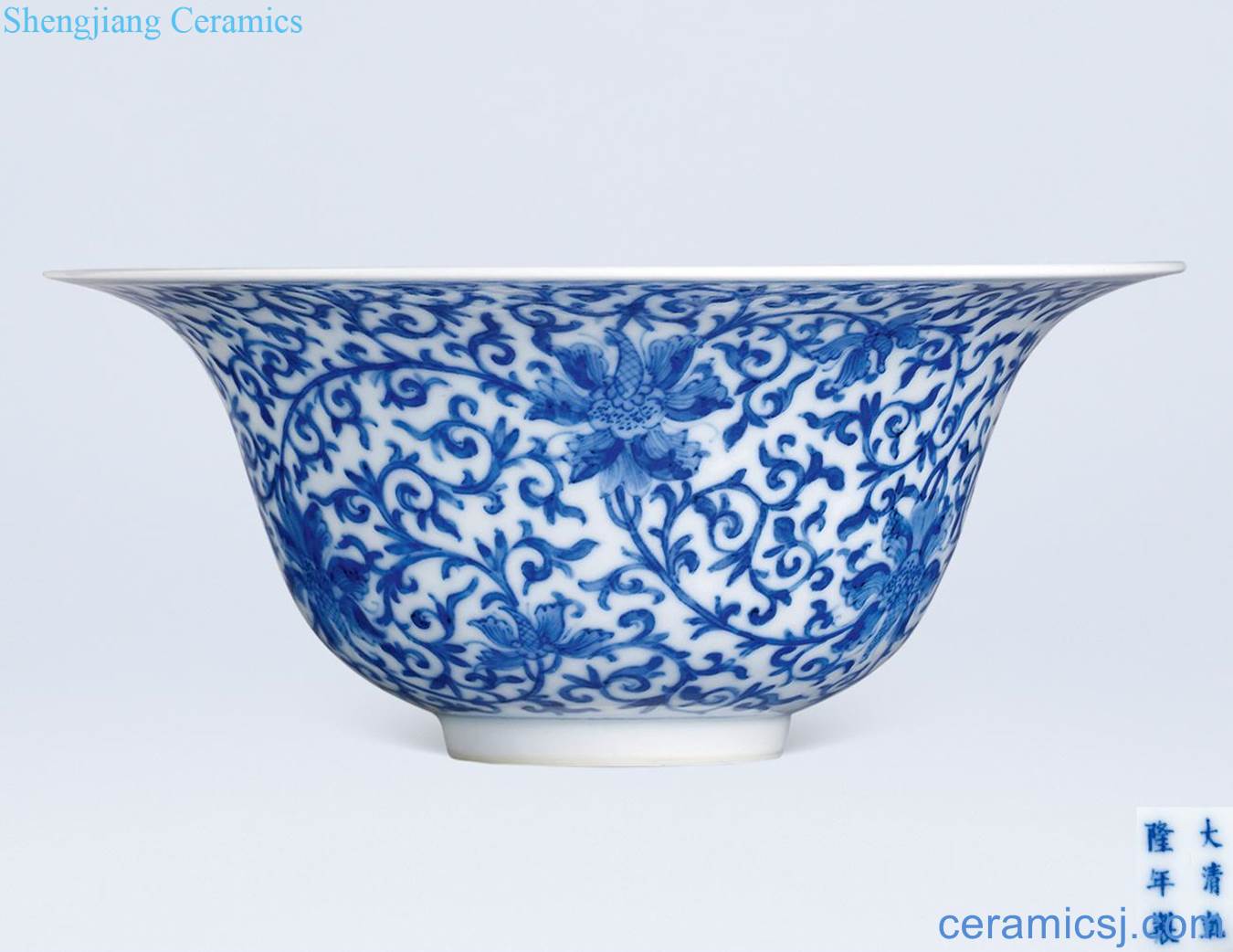 Qing qianlong Blue and white lotus flower grain fold along the bowl