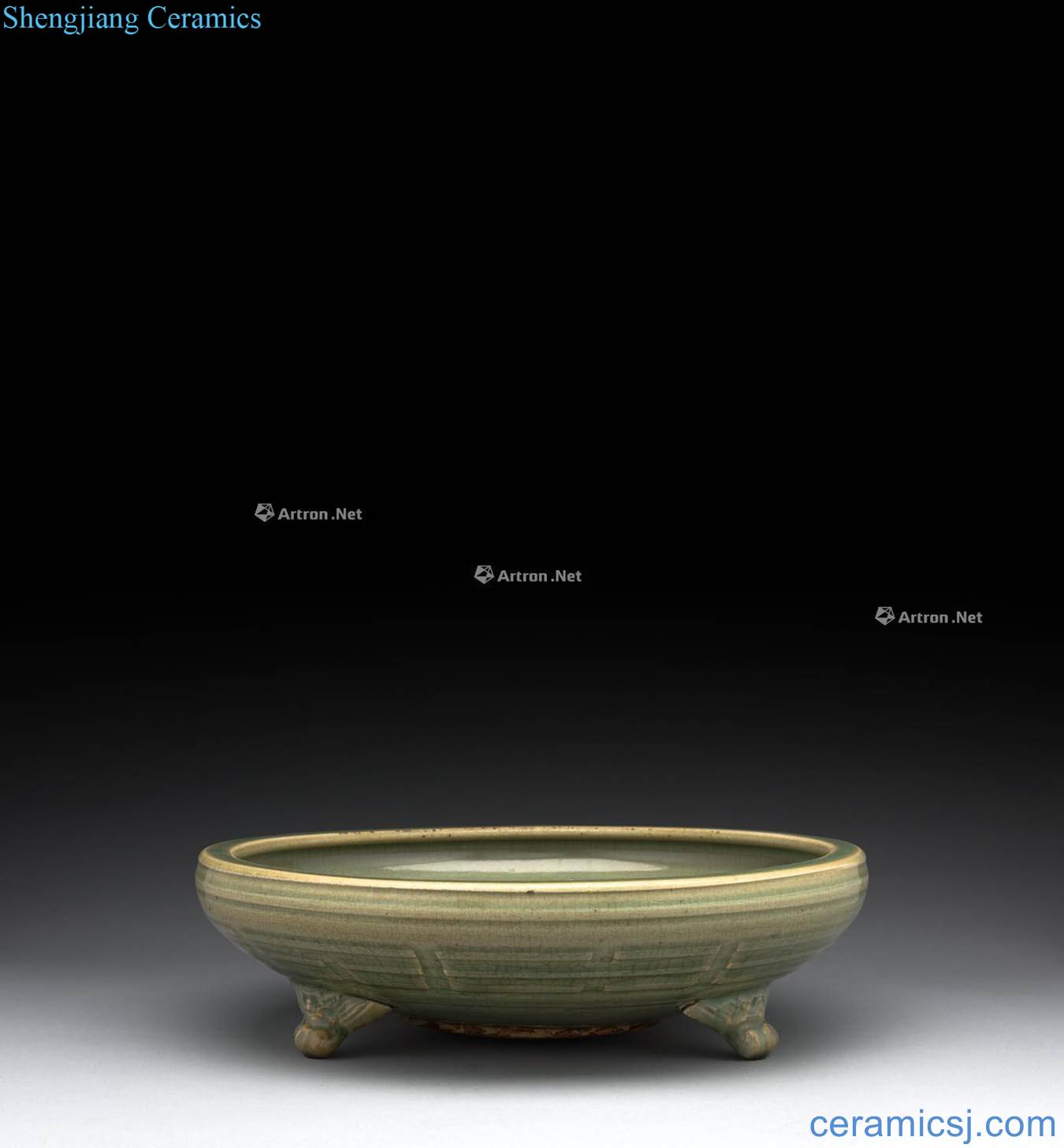 The Ming dynasty (16 to 17 century) longquan celadon celadon three-legged furnace