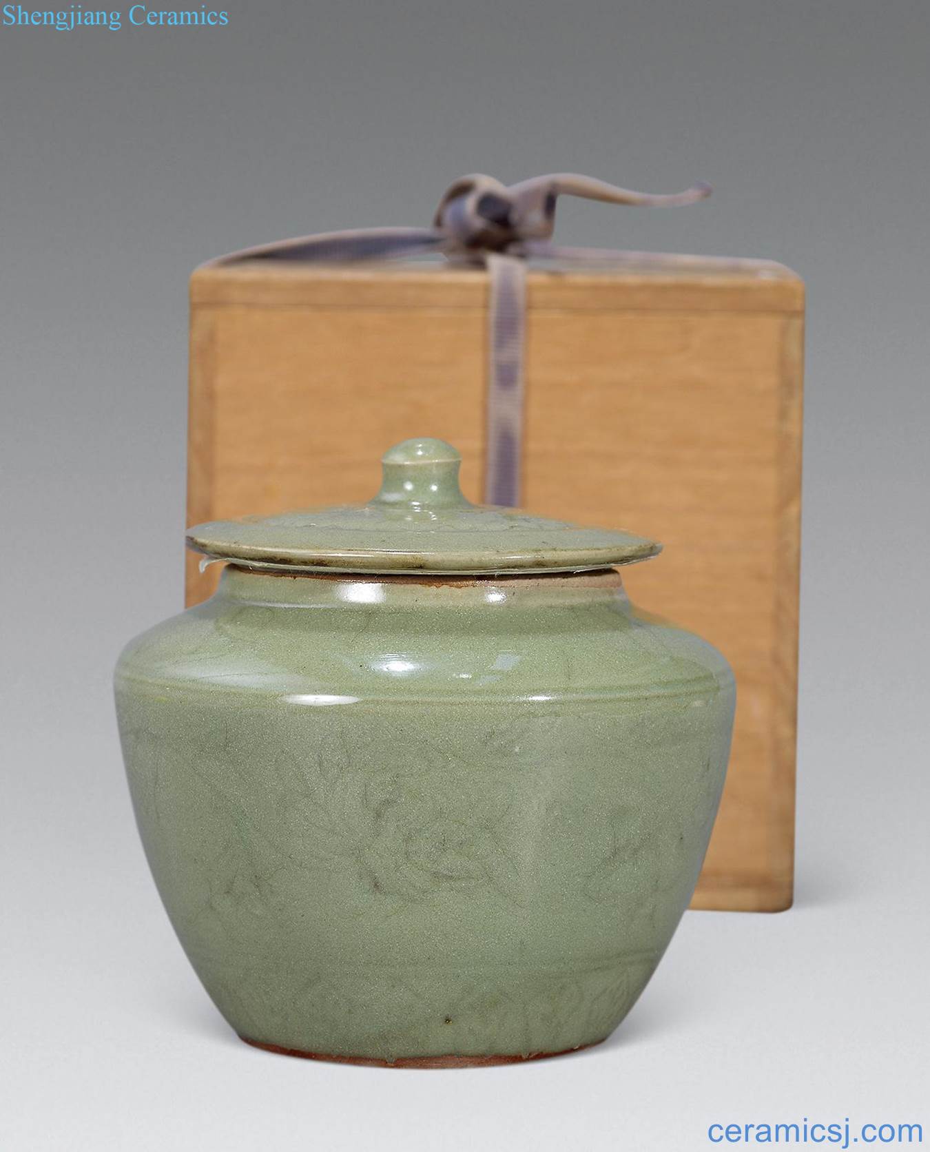 Ming Longquan celadon cover pot