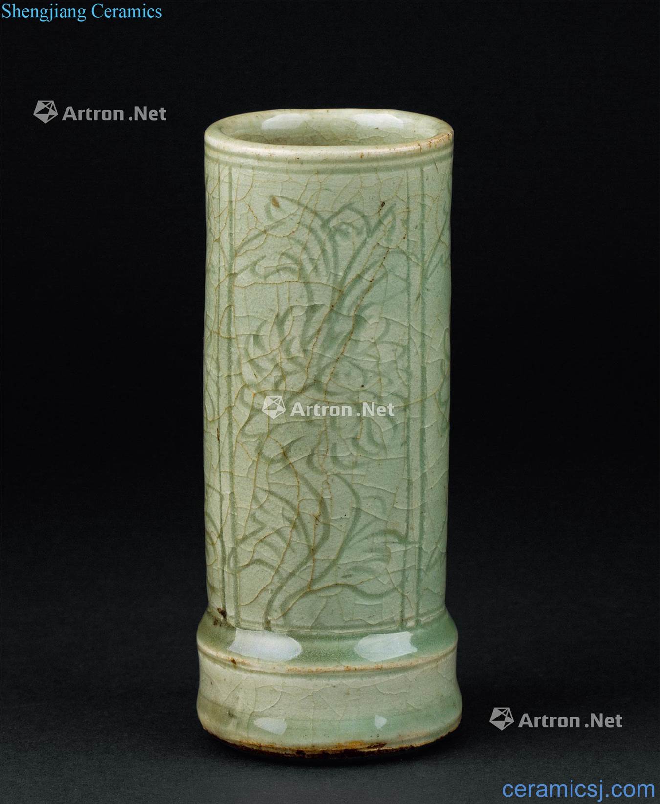In the Ming dynasty (1368 ~ 1644) longquan celadon dark carved flower tattoo pen container