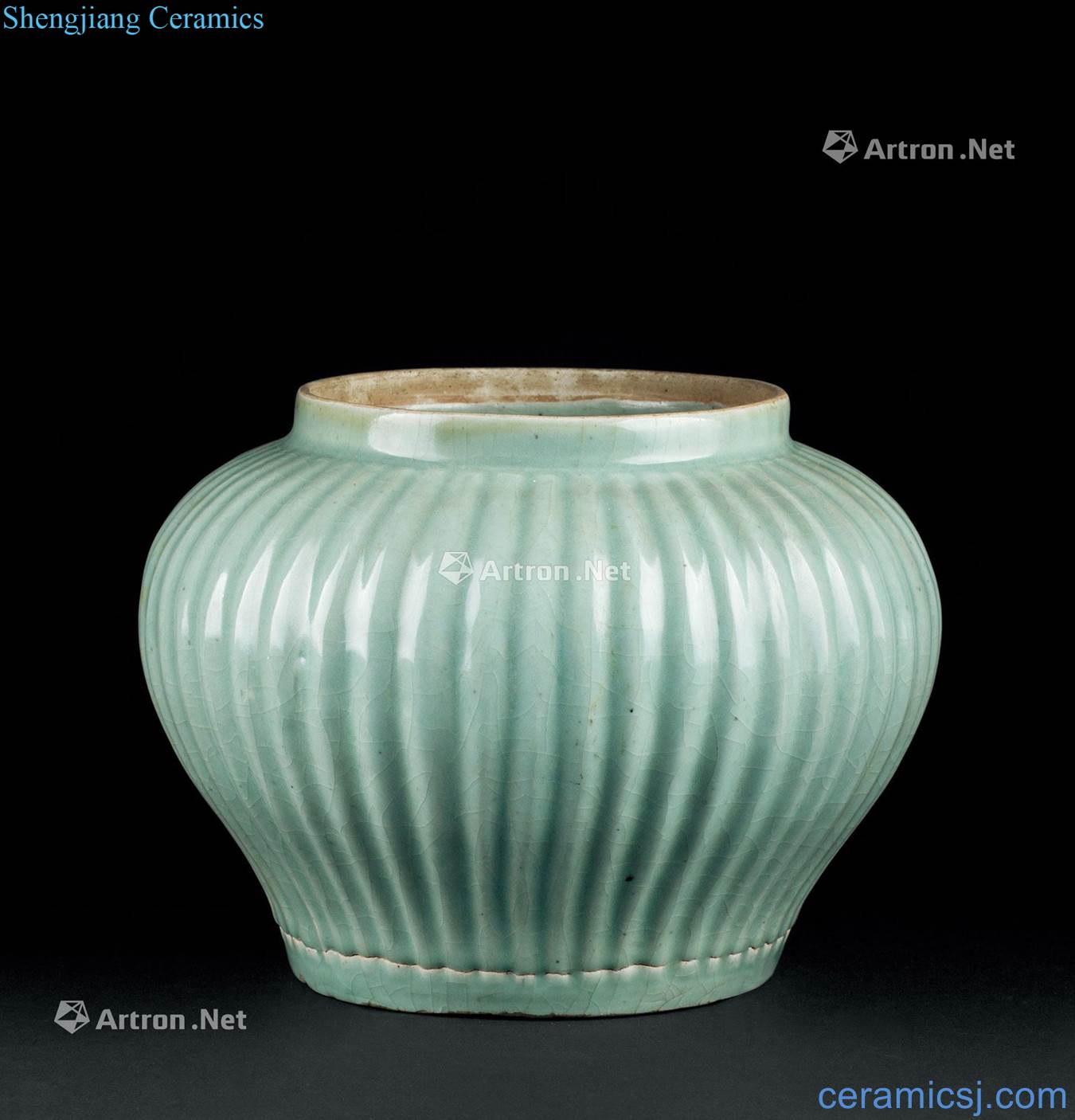 In the Ming dynasty (1368 ~ 1644) longquan celadon chrysanthemum petal cans