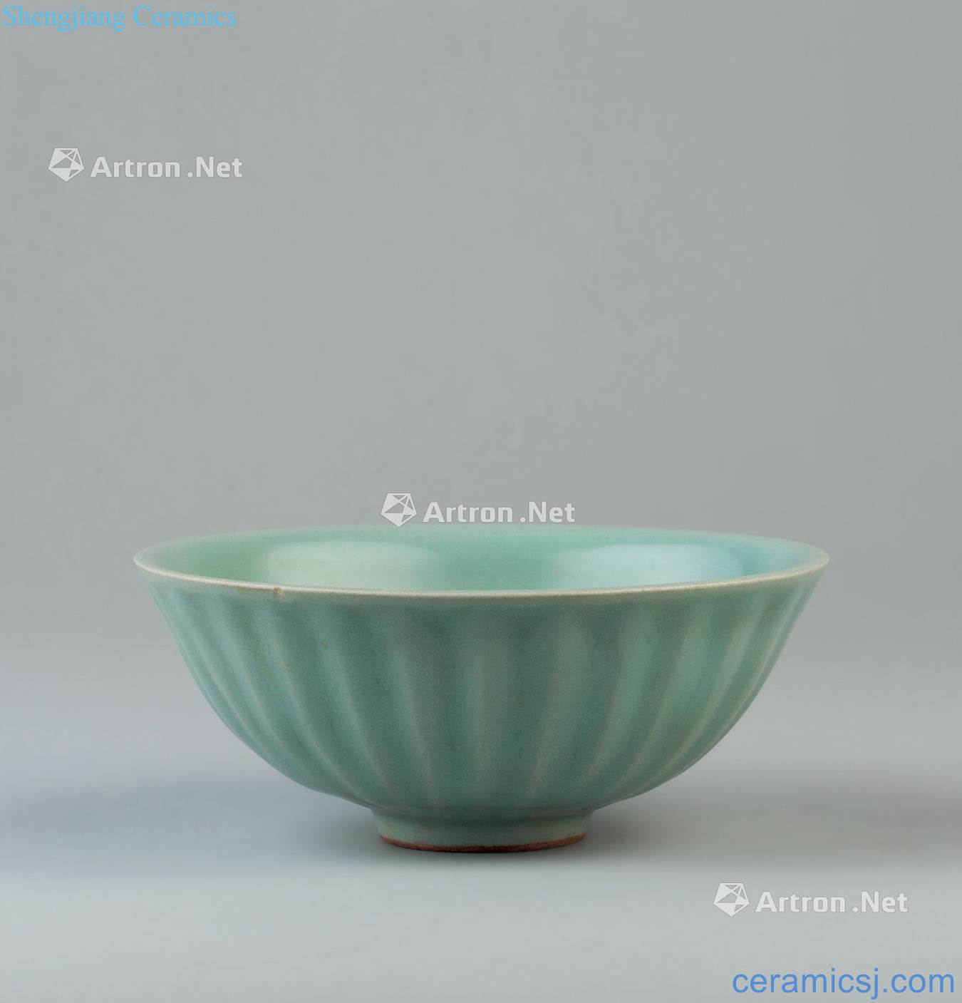 The song dynasty (960 ~ 1279) of longquan celadon powder violet disc bowl