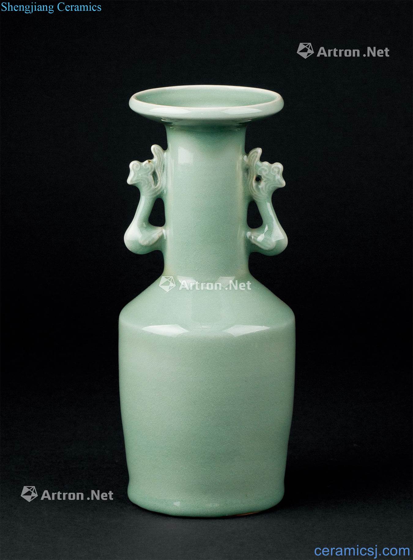The song dynasty to yuan dynasty (960 ~ 1368) longquan celadon vase with a double phoenix