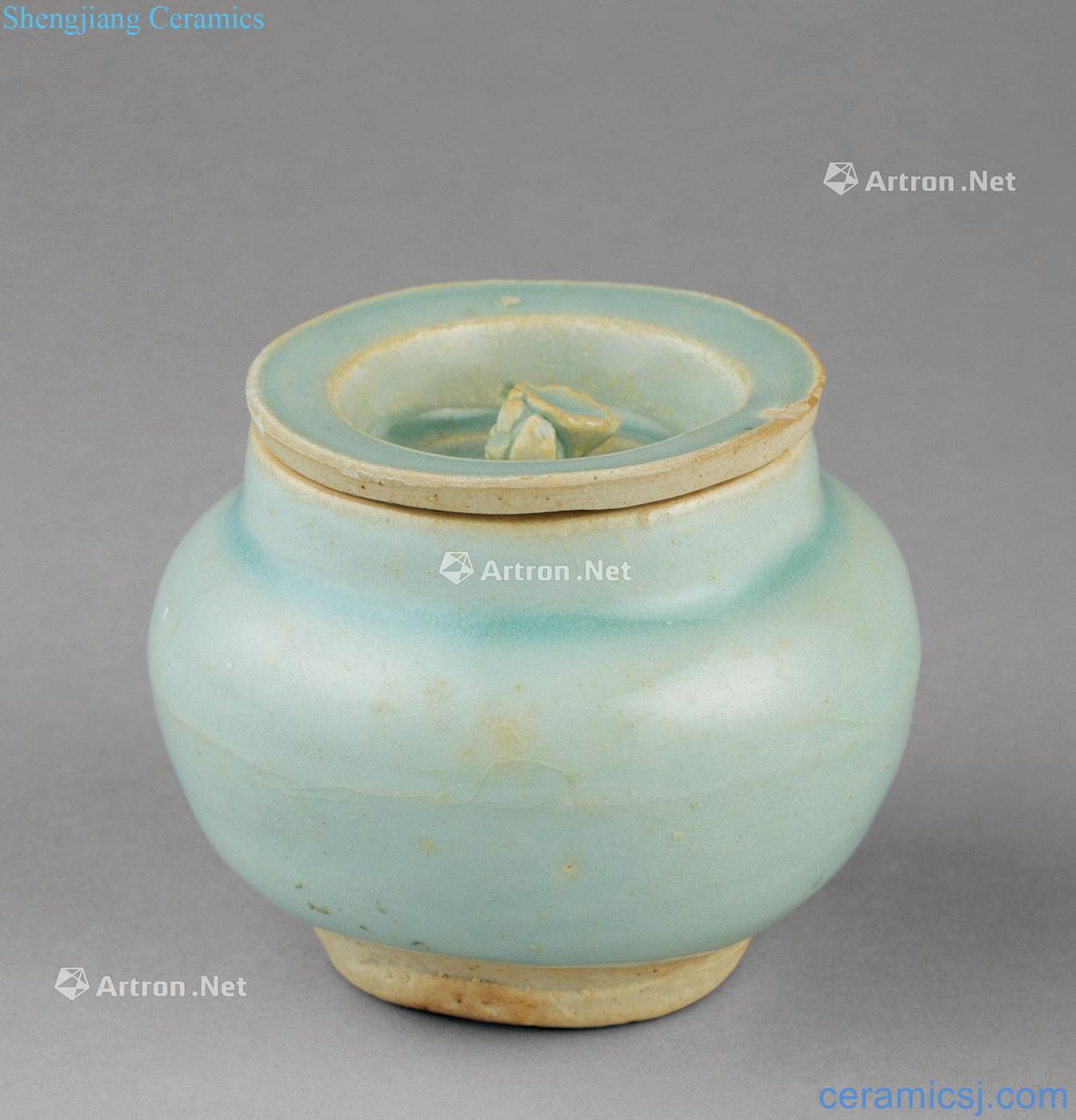 The song dynasty (960 ~ 1279) left kiln green cover tank