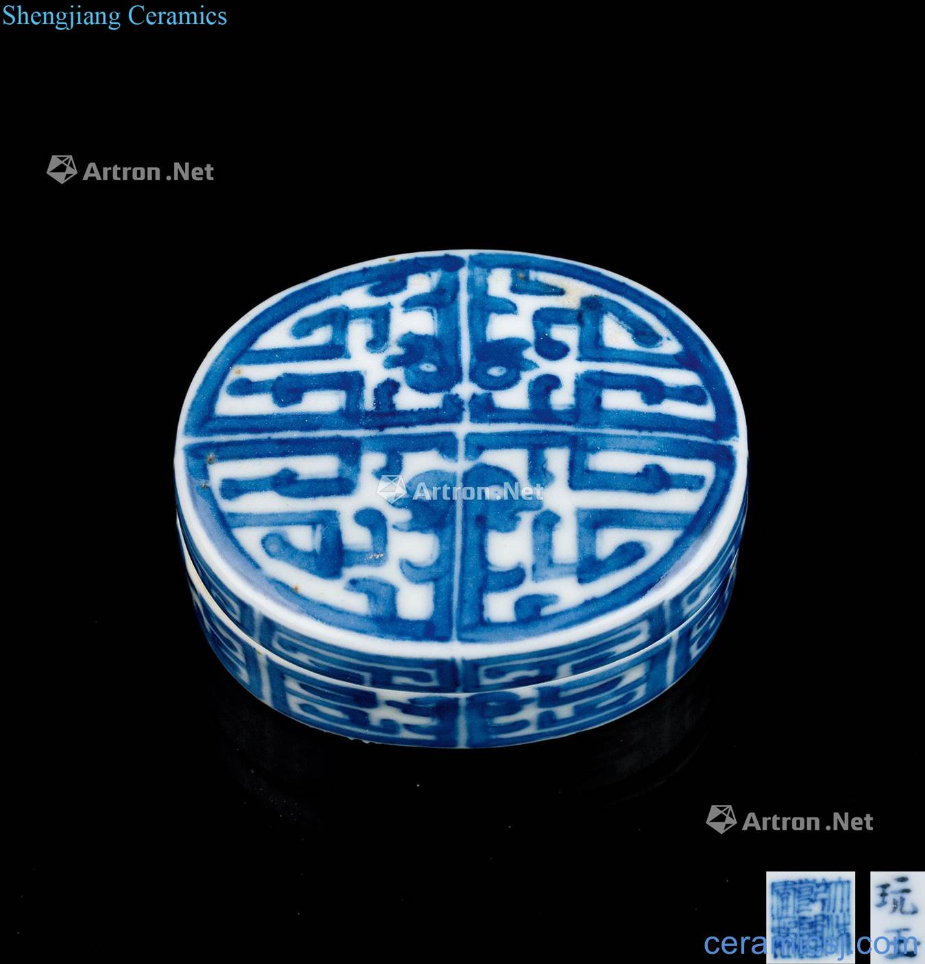 In the qing dynasty (1644 ~ 1911) blue and white dragon grain oval box