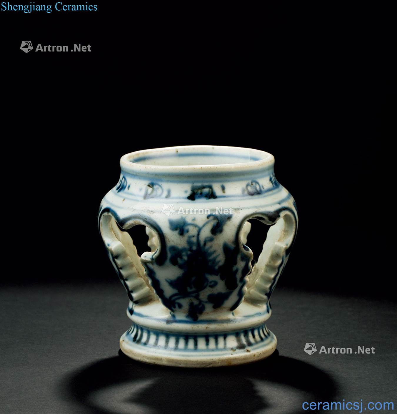 In the Ming dynasty (1368 ~ 1644) blue and white flower grain four-legged base
