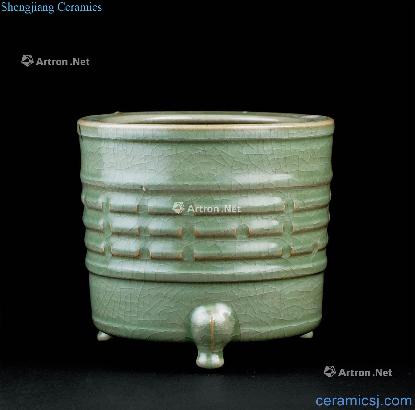 In the Ming dynasty (1368 ~ 1644) longquan celadon gossip wen incense burner with three legs