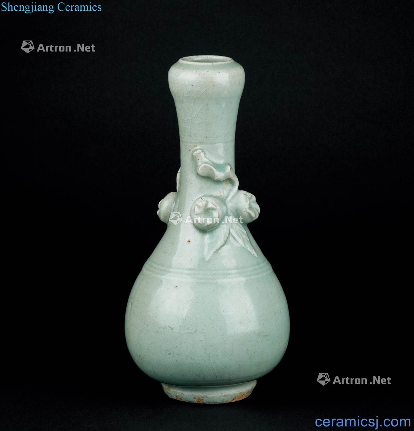 In the Ming dynasty (1368 ~ 1644) green flower grain garlic bottle